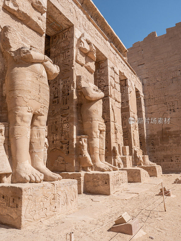 Medinet Habu神庙的法老雕像